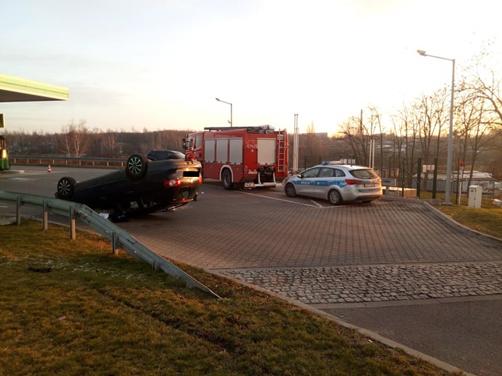 Około godziny 15.00 na Drogowej Trasie Średnicowej przy granicy Rudy Śląskiej z Zabrzem doszło do dachowania samochodu osobowego. Oprócz kierowcy, w aucie było dwoje dzieci. Zostały przewiezione do szpitala.