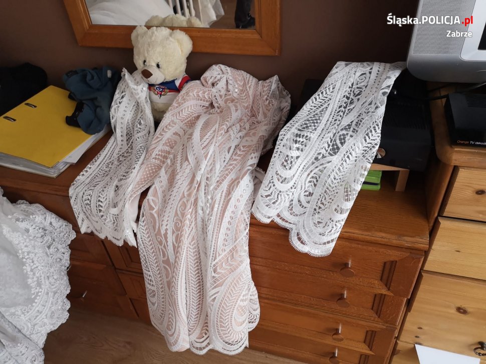 W minioną środę policjanci z Zabrza zatrzymali 21 latka, który włamał się do salonu sukien ślubnych w centrum miasta. Dotrzeć do złodzieja udało się dzięki zapisowi z monitoringu. W mieszkaniu zatrzymanego znaleziono wszystkie skradzione suknie.