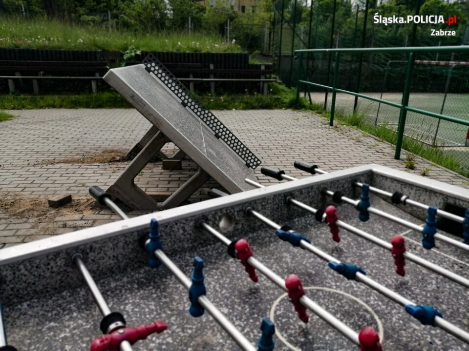 Zniszczył stół do piłkarzyków znajdujący się na terenie placu zabaw szkoły przy ul. Wajdy w Zabrzu. 18 latka udało się policjantom zatrzymać dzięki zapisowi z monitoringu.