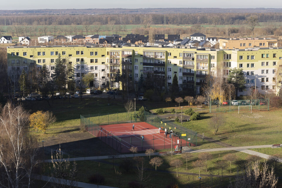Kort tenisowy na zabrzańskim osiedlu Kopernika to część większej inwestycji w ramach Zabrzańskiego Budżetu Obywatelskiego. Od wczoraj nowy obiekt sportowy jest dostępny.