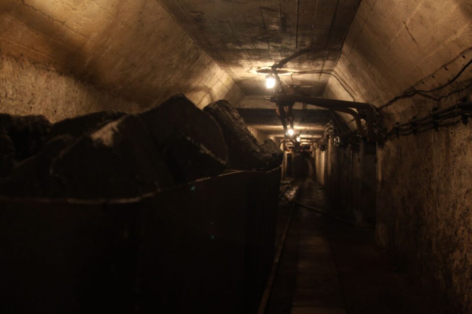 Ratownicy przetransportowali na powierzchnię ciało 42 letniego górnika, który zginął w rudzkiej kopalni Bielszowice. Dziś po godzinie 12.00 lekarz stwierdził jego zgon. Dwie godziny później ciało górnika przetransportowano na powierzchnię.