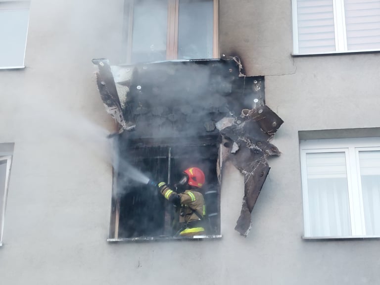 Chwile grozy przeżyli mieszkańcy bloku na ul. Olchowej 7, gdzie doszło do pożaru jednego z mieszkań na II piętrze. W tej chwili trwa szacowanie strat. Kłęby dymu i ognia oraz wysoka temperatura uszkodziły też sąsiednie mieszkania.