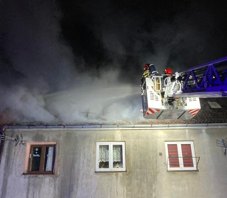 Do pożaru poddasza w budynku wielorodzinnym przy ul. Żeromskiego 37 doszło dzisiejszej nocy o godz. 2.33. Z ogniem walczyło 6 jednostek straży pożarnej. 9 mieszkańców ewakuowało się z budynku tuż przed przyjazdem strażaków. Nie mogą na razie wrócić do swoich mieszkań.