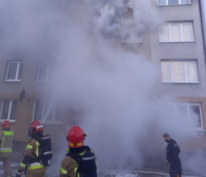 Do groźnego pożaru doszło dziś przed godz. 8.00 w jednym z mieszkań na drugim piętrze w budynku przy ul. Olchowej 7. Ogień rozprzestrzeniał się tak szybko, że płomienie buchały przez okno mieszkania.