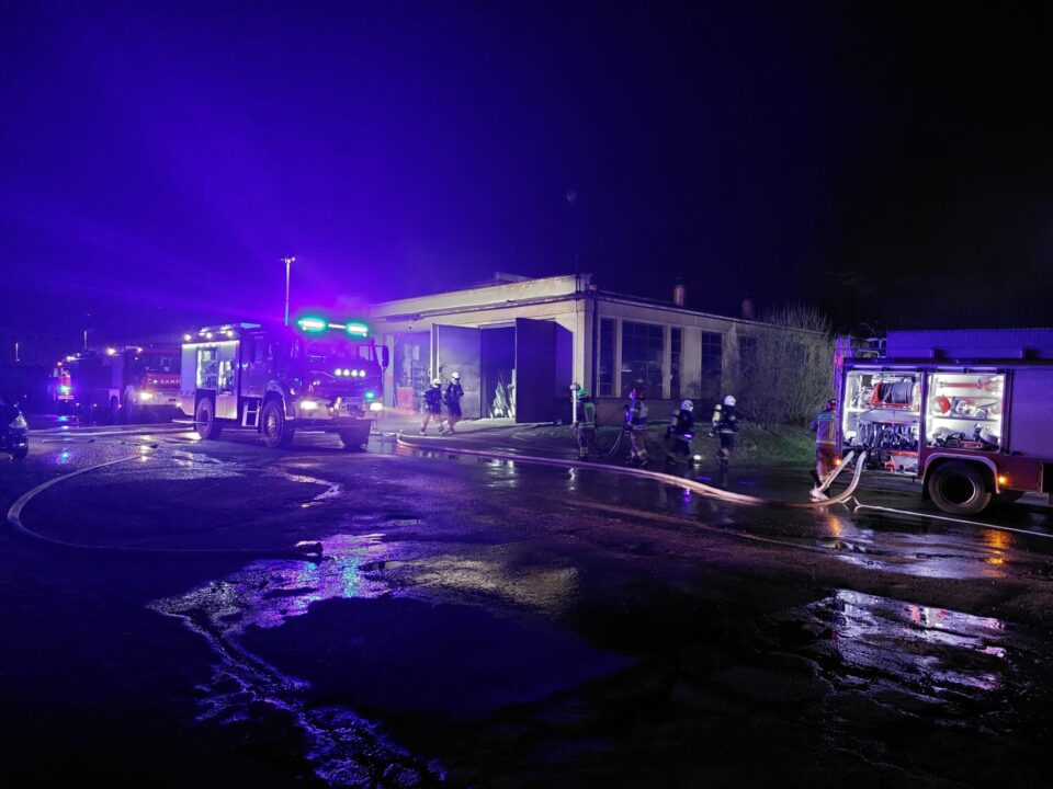 Do pożaru w warsztacie samochodowym doszło w minioną środę (9 lutego) wieczorem na ul. Alojzego Pawliczka. Strażacy otrzymali zgłoszenie o godz. 20.58. Na miejsce przyjechał 6 jednostek straży pożarnej.