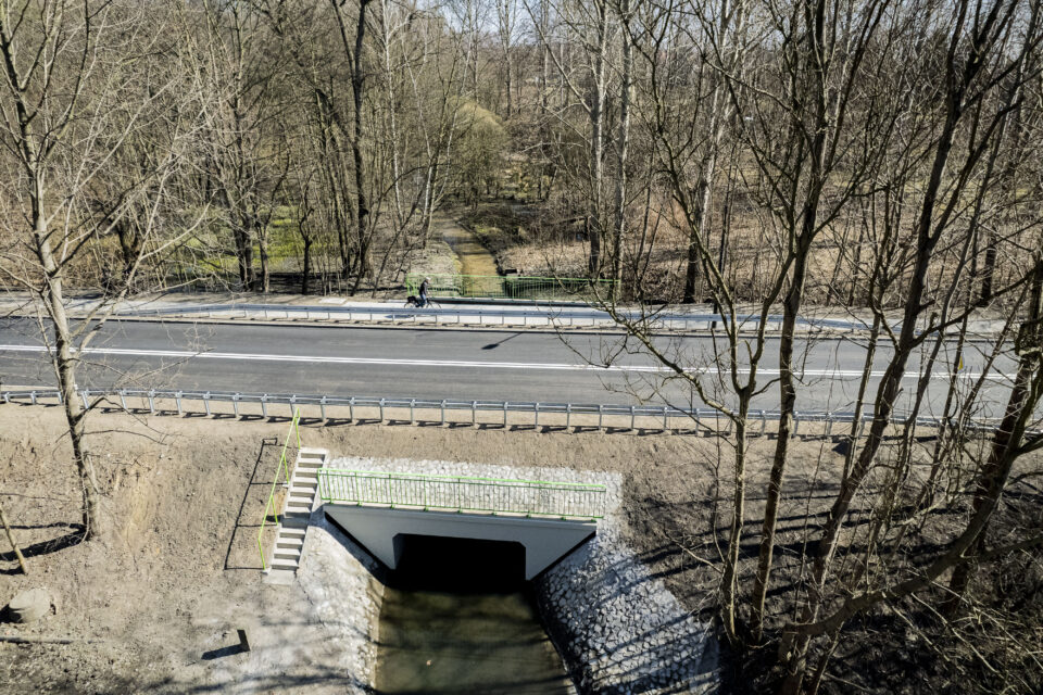 Opóźniający się remont wiaduktu nad rzeką Czarniawką w rejonie ul. 3. Maja i ul. Paderewskiego w końcu został zakończony. Wiadukt jest już otwarty dla kierowców, co umożliwia to sprawny dojazd z centrum Zabrza do autostrady A4.