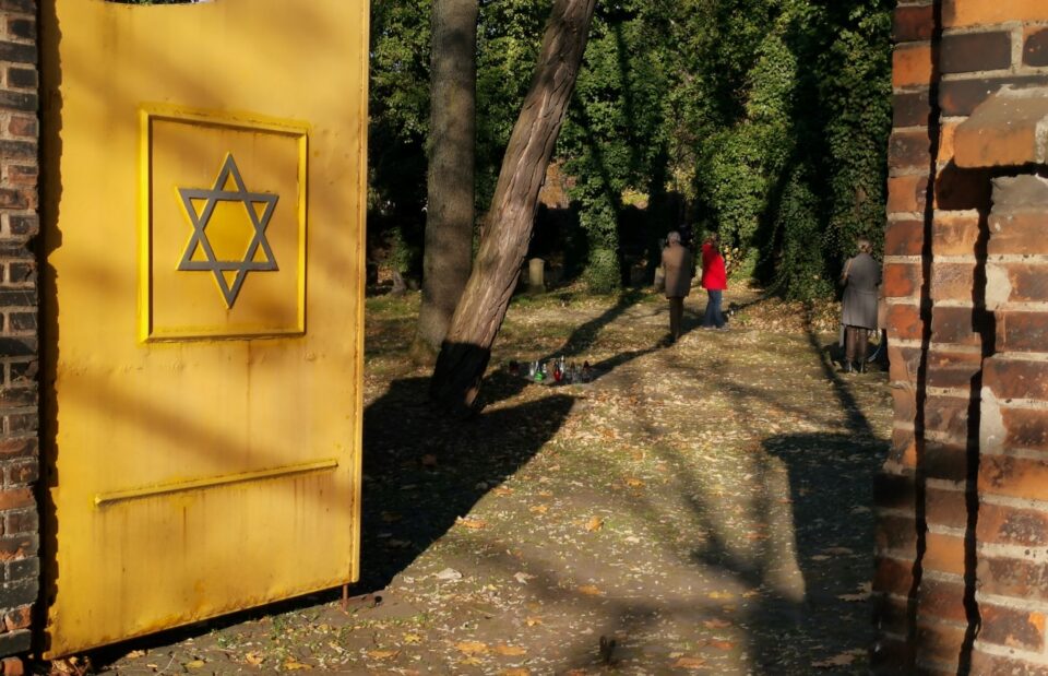 800 złotych – tyle chcieli zarobić na skradzionej, zabytkowej bramie cmentarza żydowskiego w skupie złomu. Dwaj złodzieje jednak zostali zatrzymani przez strażników miejskich i policjantów. Teraz grozi im 10 lat za kratkami.