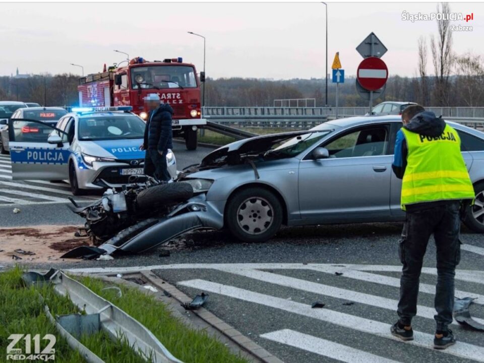 38 letni motocyklista staranowany przez kierowcę audi w ciężkim stanie trafił do szpitala. To skutki wypadku, do którego doszło w miniony wtorek po godz. 18.00 na wiadukcie nad autostradą A4 w Kończycach.