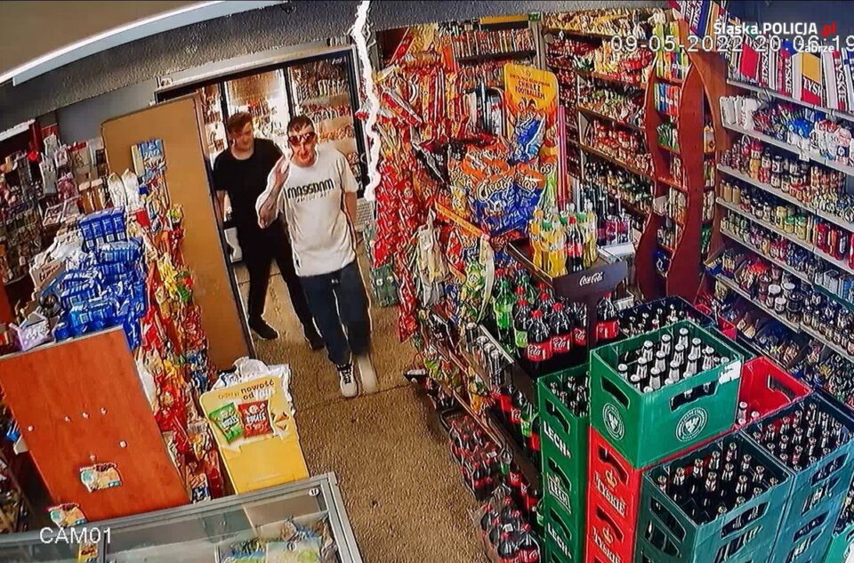 Skradzionej karty płatniczej dwaj poszukiwani przez policjantów złodzieje używali w sklepach na terenie Zabrza i Rudy Śląskiej. Karta została skradziona 14 maja. Publikujemy zdjęcia i materiał video z monitoringu, na których widoczni są dwaj mężczyźni.