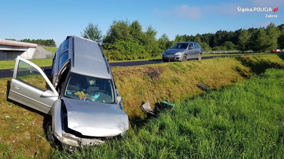 Zabrzański policjant, który jechał do pracy był świadkiem wypadku samochodowego. Niezwłocznie udzielił pomocy 66 letniemu kierowcy opla, który stracił panowanie nad kierownicą i wjechał do rowu.
