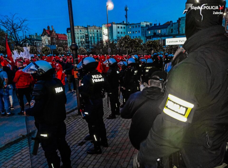 5 kibiców zatrzymali policjanci, którzy zabezpieczali piątkowe spotkanie zabrzańskiego Górnika z Widzewem Łódź. Spotkanie, które 3:0 wygrali zabrzanie oglądało na trybunach ponad 19 tysięcy kibiców, z których około 1600 stanowili fani łódzkiego Widzewa.