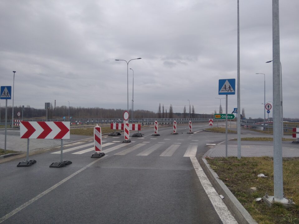 Od wczoraj zaskoczeni kierowcy pytają dlaczego znów został zamknięty zjazd na Porembę z Drogowej Trasy Średnicowej w stronę Katowic. O tym fakcie nie poinformował odpowiednio wcześniej Miejski Zarząd Dróg w Zabrzu.
