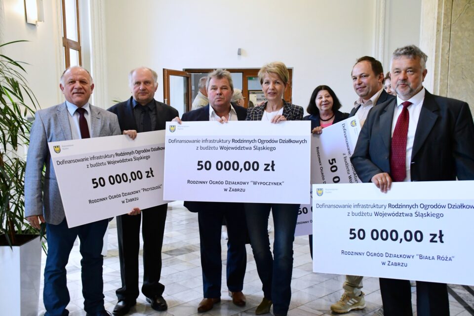 Przedstawiciele 13 Rodzinnych Ogródków Działkowych z Zabrza odebrali dziś w Urzędzie Marszałkowski Województwa Śląskiego czeki z dofinansowaniami na łączną kwotę 650 tys zł.