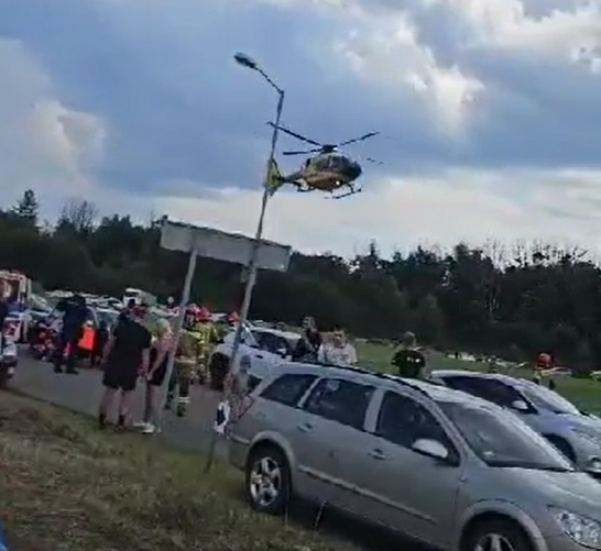 Do niebezpiecznego wypadku doszło na III Tarnogórskim Pikniku Militarnym. W wyniku podmuchu wiatru wyrwane zostało dmuchane urządzenie do zabawy, które odfrunęło 20 metrów dalej na jezdnię razem z 2,5 letnim dzieckiem. Na miejsce wezwano helikopter Lotniczego Pogotowia Ratunkowego.