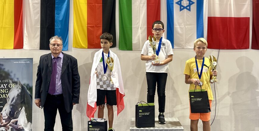 Srebrny medal na Mistrzostwach Europy Juniorów w Szachach Szybkich i Błyskawicznych w Słowenii zdobył Antek Radzimski. 11 letni mieszkaniec Zabrza jest uczniem Szkoły Podstawowej nr 43.