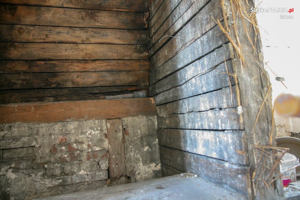 Ukryty był za drewnianą ścianą w kamienicy przy ul. Miarki w Zabrzu. Znaleziono go w poniedziałek (22 stycznia) rano podczas prac remontowych.