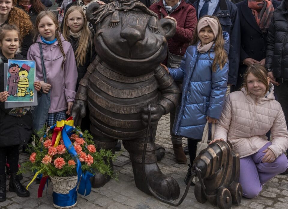 Figurkę Tygryska z popularnych bajek Janoscha odsłonięto w poniedziałek (11 marca) na Placu Wolności w Zabrzu. Uroczystości przypadły w 93 urodziny Horsta Eckerta (Janoscha), pochodzącego z Zabrza autora nie tylko bajek dla najmłodszych.