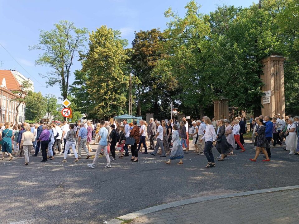 Boże Ciało w tym roku obchodzone jest 30 maja. Uroczystość Najświętszego Ciała i Krwi Chrystusa jest wyjątkowym świętem w całej Polsce i jednym z najważniejszych w kościele katolickim. Przed godziną 10.00 z Parafii św. Anny w Zabrzu wyruszyła procesja.