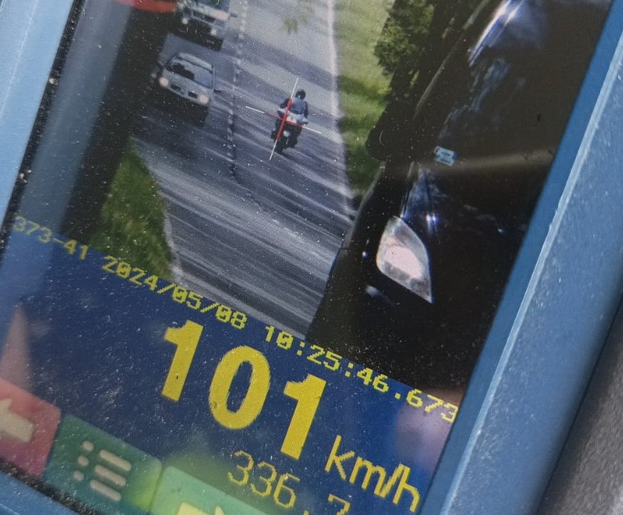 Tam gdzie było ograniczenie prędkości do 50 km/h jechał dwukrotnie szybciej. 54 letni motocyklista zapłacił za to wysoki mandat i stracił prawo jazdy na trzy miesięce.