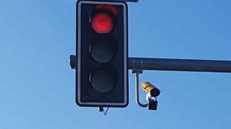System RedLight CANARD działa w Zabrzu 3 miesiące. Sypią się mandaty! Kierowcy przejeżdżający przez skrzyżowanie ulic Stalmacha i Religi na czerwonym świetle muszą liczyć się z karą w wysokości 500 zł. Dochodzi nawet do kilkuset naruszeń przepisów miesięcznie! 