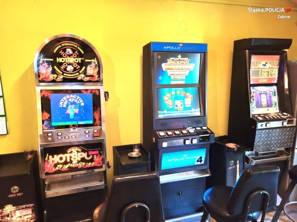 Kolejne nielegalne automaty do gier hazardowych zostały przejęte przez policjantów w minioną środę. Są to trzy maszyny, z których można było korzystać w jednym z lokali na ul. Wajzera w Rokitnicy.
