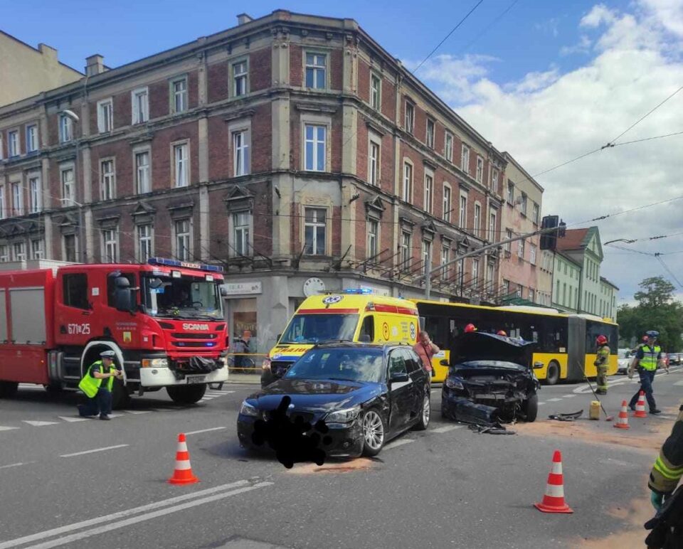 Do poważanego wypadku drogowego doszło ok. godz. 15.00 na skrzyżowaniu ulic 3 Maja i Krasińskiego. Dwie osoby zostały już przewiezione w ciężkim stanie do szpitala.