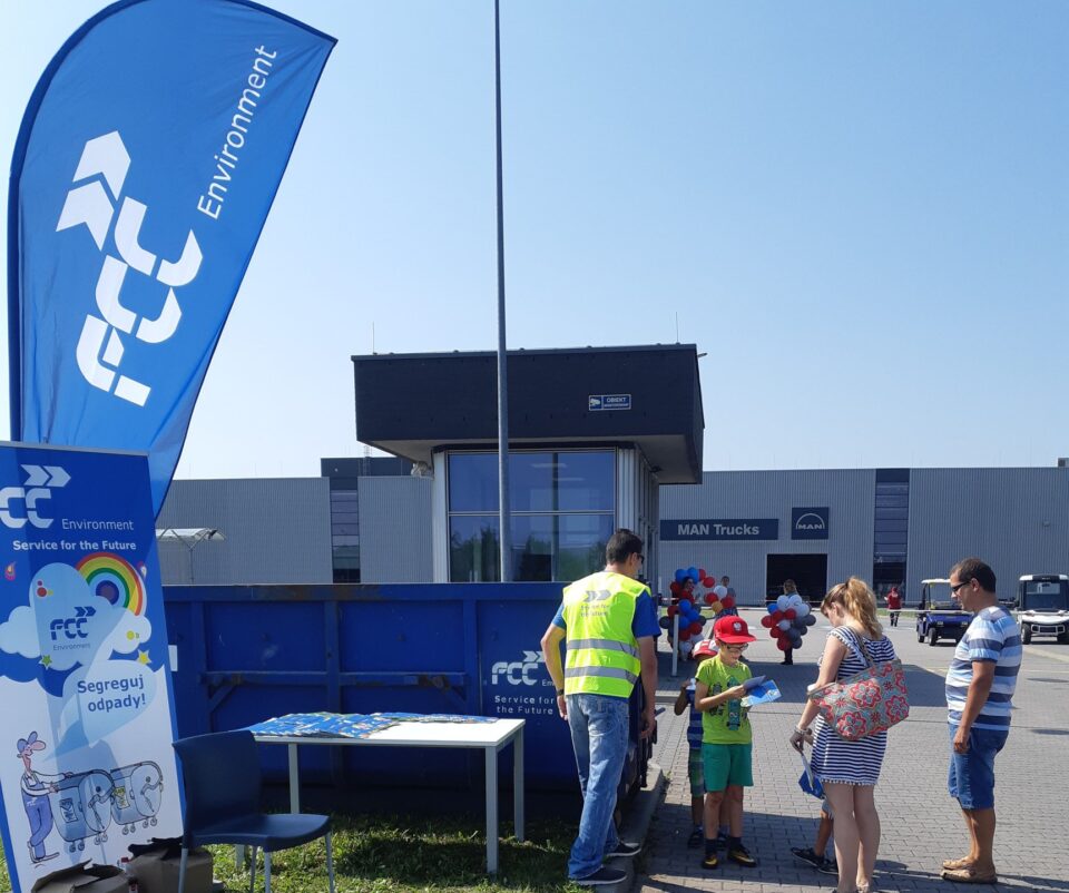 „Bez wychodzyniŏ z dōmu, całkowicie onlajn” - takim chwytem marketingowym FCC Polska Sp. z o.o., zajmująca się gospodarowaniem odpadami, próbuje dotrzeć do części mieszkańców Zabrza i zachęcić ich do skorzystania z usługi serwisodpadowy.pl