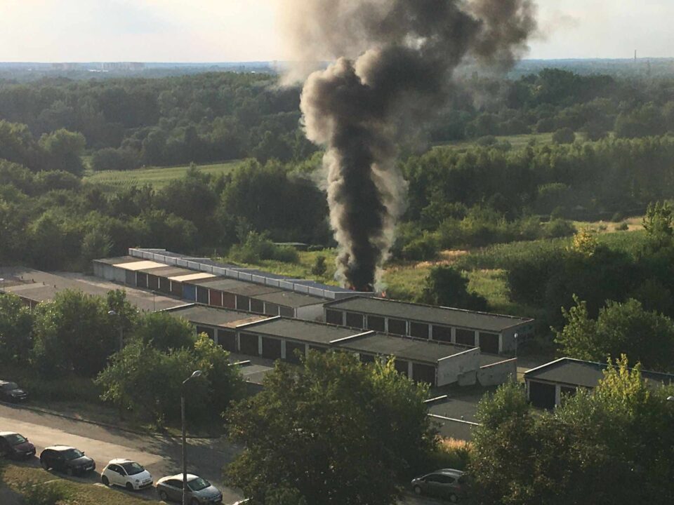 Po godz. 19.30 zabrzańscy strażacy otrzymali zgłoszenie o pożarze, do którego doszło za garażami, w rejonie ul. Struzika (Zabrze Poremba). Na miejscu niezwłocznie pojawiły się dwie jednostki zabrzańskiej straży pożarnej.