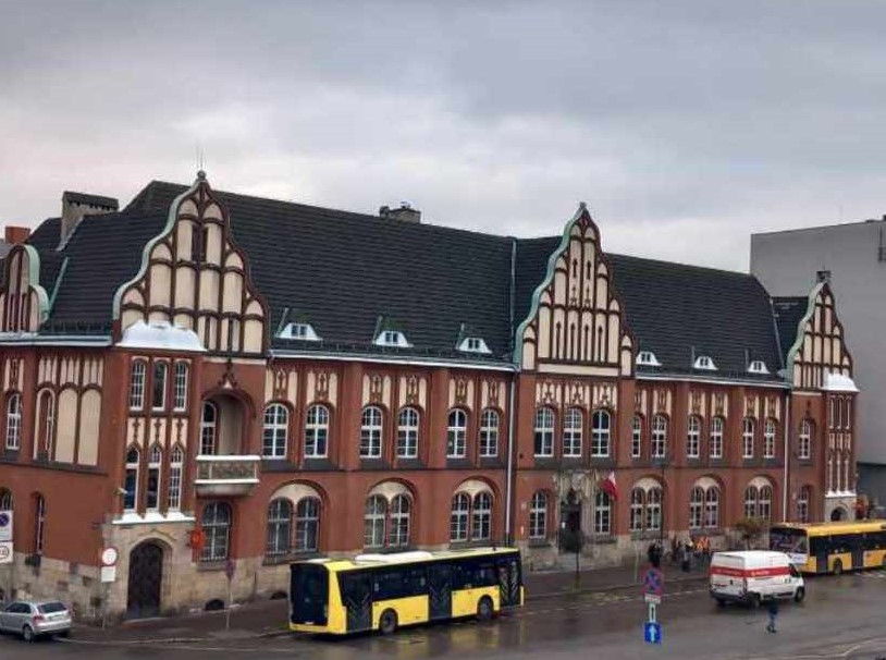 Chociaż miało się wszystko zmienić jeszcze przed wakacjami, to postój autobusów oczekujących na nowy kurs w  centrum przesiadkowym przy ul. Goethego wciąż ma miejsce przy dworcu PKP i w okolicach wiaduktu. Kończy się wrzesień i nic w tej sprawie się nie zmienia i nikt nie wie, kiedy się zmieni, choć… prace trwają.