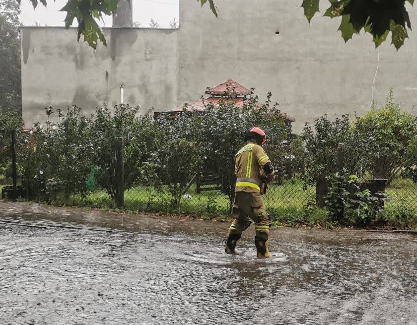 Po ulewnej nocy cały czas trwa usuwanie skutków żywiołu na terenie Zabrza. Doszło w sumie do 33 zdarzeń związanych z zalanymi drogami i posesjami, a przez porywisty wiatr strażacy podejmują 16 interwencji w związku z połamanymi drzewami. Doszło też do przecieku wału nad rzeką Kłodnicą.