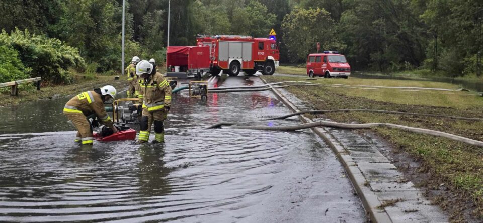 To pierwsze poważniejsze skutki ulewnych deszczów w Zabrzu. Na ulicę Makoszowską wylała rzeka Czarniawka. Część drogi jest nieprzejezdna. Na miejscu działają strażacy i policjanci.