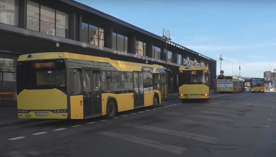 Chociaż nowy dworzec autobusowy w Zabrzu działa od miesięcy to autobusy wciąż mają postój przy dworcu PKP. Oznacza to ciągły hałas silników i smród spalin pod oknami mieszkańców. Obejrzyjcie materiał wideo