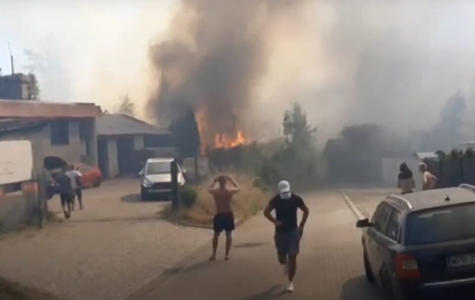 Ponad 30 jednostek straży pożarnej i ponad 100 strażaków walczy z ogniem w dzielnicy Zaborze Południe. Do pożaru w rejonie ulic Lompy, Małgorzaty i Mikołowskiej doszło przed godz. 13.00 w sobotę, 7 września.  