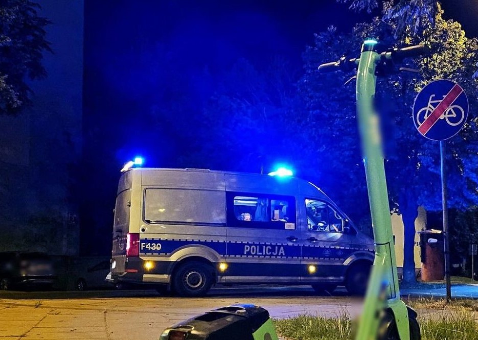 W nocy z niedzieli na poniedziałek (8-9 września) policjanci drogówki zatrzymali na ul. św. Barbary pijanego 40 latka, który jechał elektryczną hulajonogą.