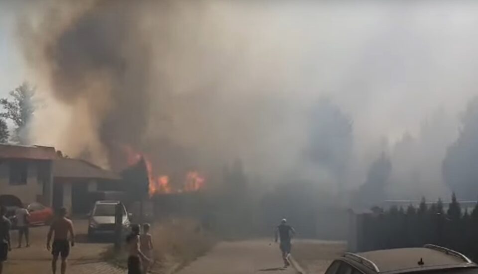 Pożar traw, warsztatu samochodowego i składowiska odpadów, który , zaczął się rozprzestrzeniać w sobotę 7 września, przed godziną 13:00 w dzielnicy Zaborze Południe wciąż jest dogaszany. Nad częścią dzielnic miasta unosi się duszący odór. Mieszkańcy pytają czy może być szkodliwy.