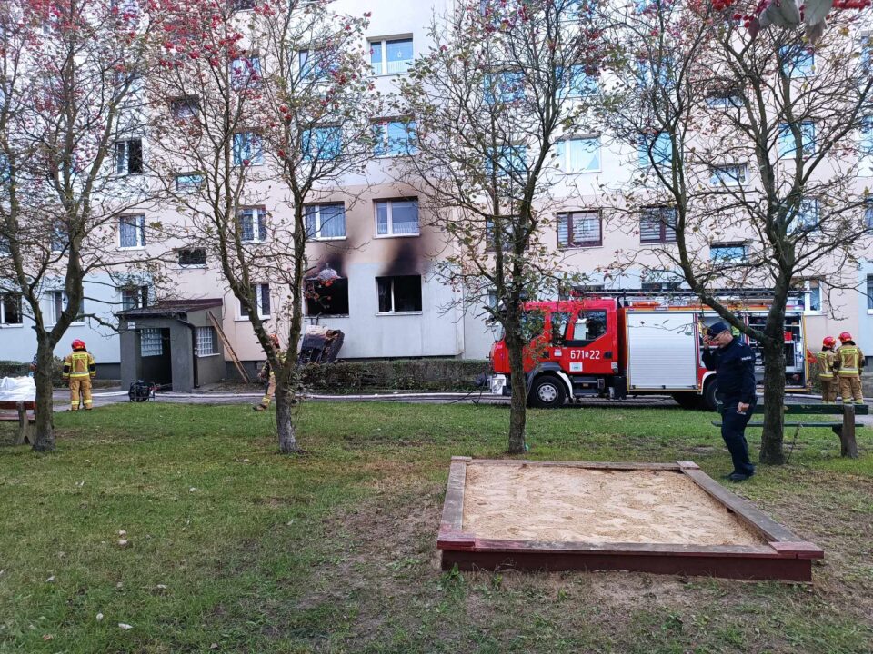 W poniedziałek (30 września) doszło do pożaru mieszkaniu na parterze przy ul. Kalinowej 13 A w Zabrzu Zaborzu. Strażacy otrzymali zgłoszenie o godz. 16.38. Po przyjeździe na miejsce trzech jednostek straży pożarnej ogień rozprzestrzeniał się już w kilku pomieszczeniach.