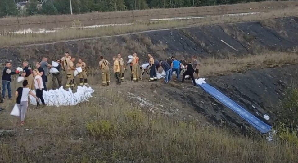 Od samego rana w niedzielę (15 września), po ulewnej nocy trwa umacnianie przeciekających wałów nad rzeką Kłodnicą w rejonie ul. Oświęcimskiej w Zabrzu. Więcej o skutkach nawałnicy mówi mł. bryg. Wojciech Strugacz, rzecznik prasowy Komendy Miejskiej Państwowej Straży Pożarnej w Zabrzu.