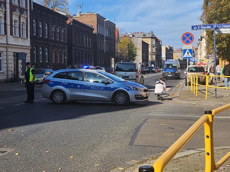 W poniedziałek (21 października), przed godz. 12.00 na ul. 3 Maja, w rejonie numeru 65 doszło do potrącenia pieszego, który przechodził przez przejście dla pieszych prowadząc rower.