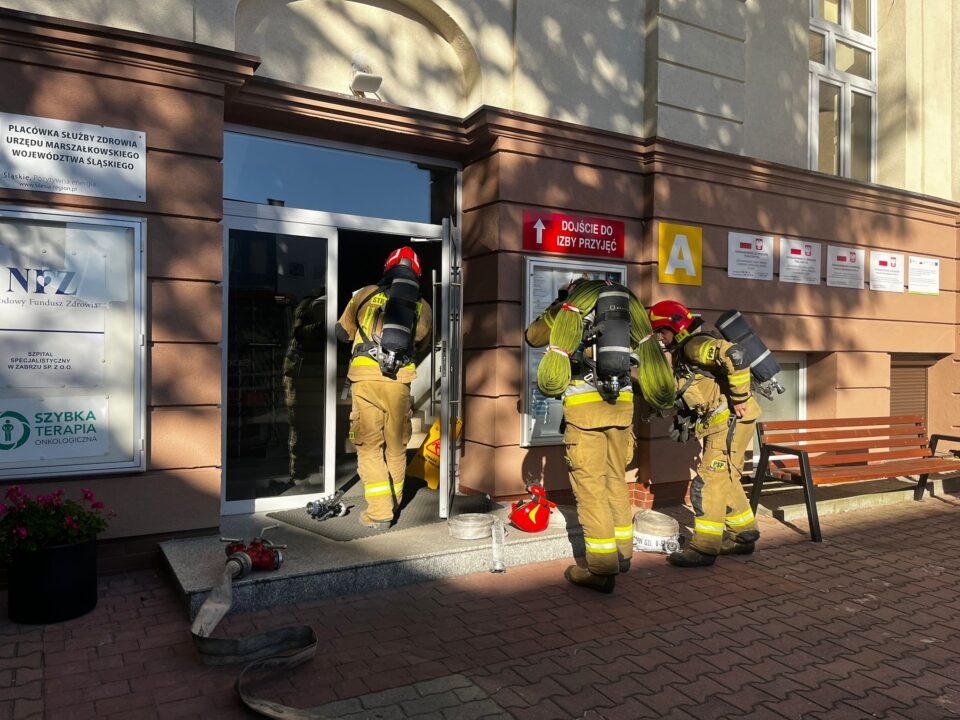 Zabrzańscy strażacy w piątek (18 października) przeprowadzili wraz z personelem medycznym ćwiczenia na terenie Szpitala Specjalistycznego przy ul. Curie Skłodowskiej 10 w Zabrzu.