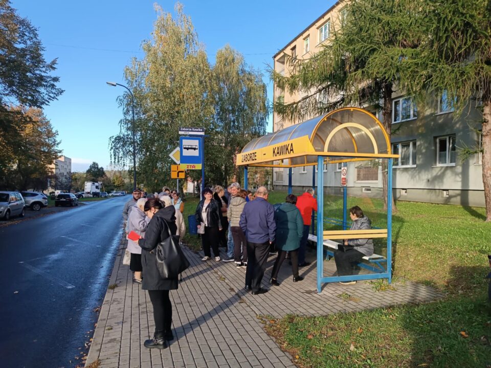 W niedzielę (13 października) od godziny 16.00 na przystanku autobusowym przy ul. Kawika (Zabrze Zaborze-Północ) zbierane były podpisy przeciwko planom zastąpienia linii autobusowej 234 linią nr 15 i tym samym wydłużeniu trasy do Bytomia przez Osiedle Kopernika w Zabrzu. Kolejna akcja zbierania podpisów jest zaplanowana na poniedziałek (14 października) w godzinach 18.10 - 18.40 na przystanku przy ul. Struzika. 