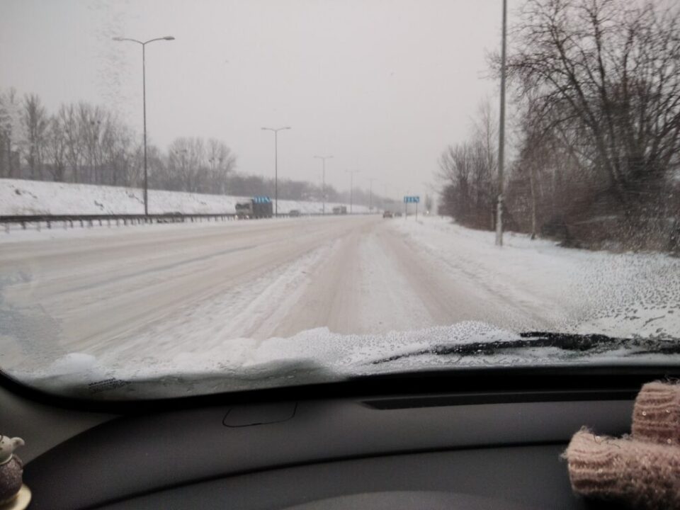 Zazwyczaj co roku zima zaskakuje drogowców, a w ostatnich latach Zabrze miało nie lada problem z odśnieżaniem dróg. Jak będzie w tym roku zobaczymy. Wiadomo, że za zimowe utrzymanie dróg odpowiedzialne mają być cztery firmy wyłonione w przetargu.