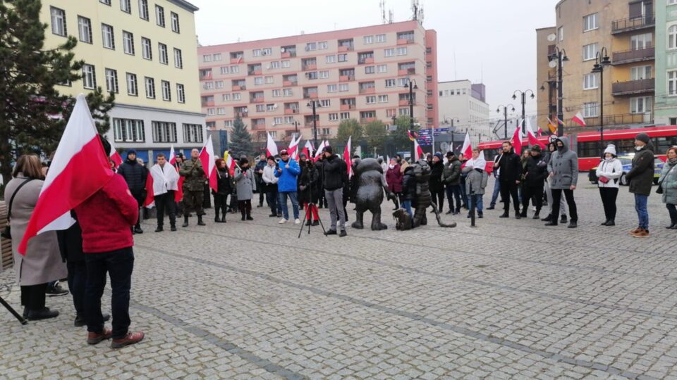 Kilkadziesiąt osób zebrało się 11 listopada na zabrzańskim Placu Wolności, żeby wziąć udział w II Śląskim Marszu Niepodległości. Przez prawie 45 minut od godz. 15.00, kiedy to zaplanowano oficjalny  start marszu dominowały przemówienia. Odśpiewano też Mazurka Dąbrowskiego.