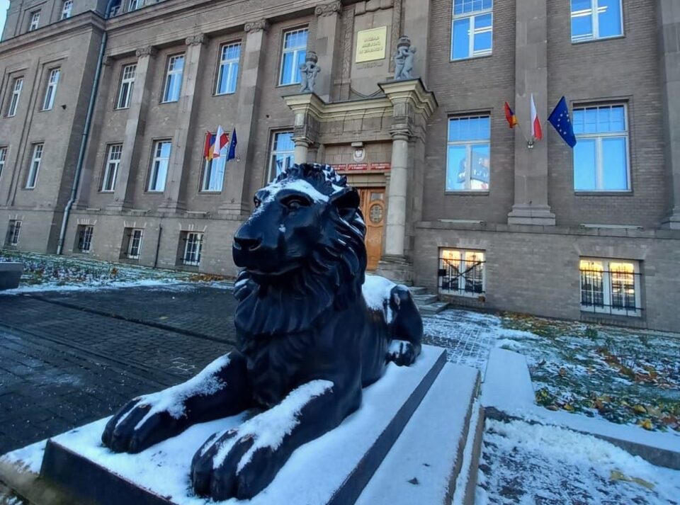 To ma być jeden ze sposobów na oszczędzanie oraz poradzenie sobie z trudną sytuacją finansową Zabrza. Inicjatorem obniżenia diet i dodatków zabrzańskim radnym jest jeden z nich - Kamil Żbikowski z Lepszego Zabrza.