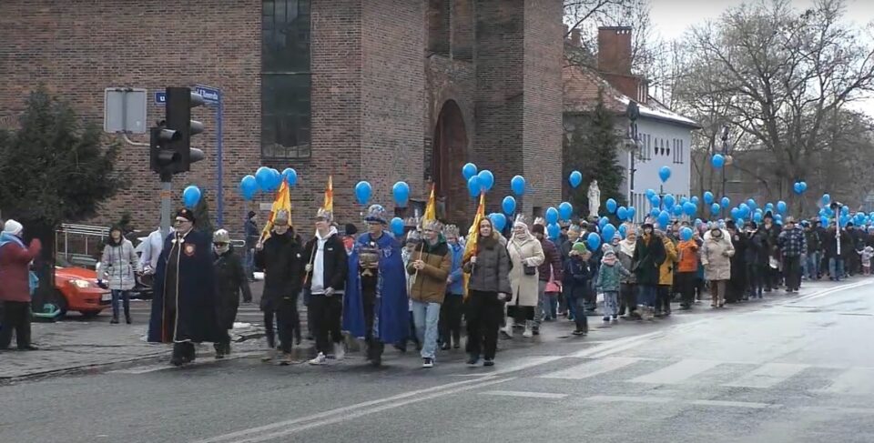 Kilkaset osób wzięło udział w tegorocznym Orszaku Trzech Króli. Aby tradycji stało się zadość orszak, wyruszył o godz. 14.00 z trzech miejsc w Zabrzu i był podzielony na trzy strumienie (symbolizujące różne kontynenty), aby połączyć się w jedną wielobarwną grupę na placu przed kościołem pw. św. Anny przy ul. 3-go Maja 18.