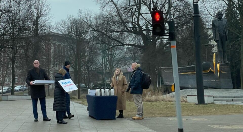 Tłusty czwartek jest raz w roku, ale czy to dobry pomysł, żeby w godzinach pracy urzędu prezydent Zabrza i jej zastępcy rozdawali mieszkańcom na ulicach pączki? A może to sposób na ocieplenie wizerunku w obliczu widma referendum za odwołaniem lokalnych władz?