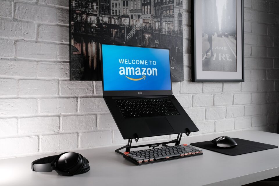 Amazon to jedna z największych platform e-commerce na świecie, oferująca ogromne możliwości sprzedaży. Jednak skuteczna obsługa konta Amazon wymaga znajomości mechanizmów marketplace, strategii sprzedaży oraz narzędzi marketingowych. Sprzedawcy mają dwie główne opcje: samodzielne zarządzanie kontem lub zlecenie tego zadania specjalistom. W tym artykule porównamy oba podejścia, aby pomóc Ci podjąć najlepsza decyzję.