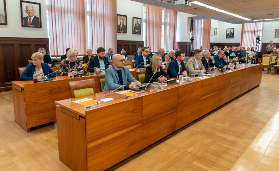 Już w najbliższy czwartek (13 lutego) na sesji Rady Miasta Zabrze jedną z uchwał, nad którą będą głosować radni dotyczy obniżenia ich diet i doadatków. To pokłosie inicjatywy uchwałodawczej radnego Kamila Żbikowskiego z Lepszego Zabrza.