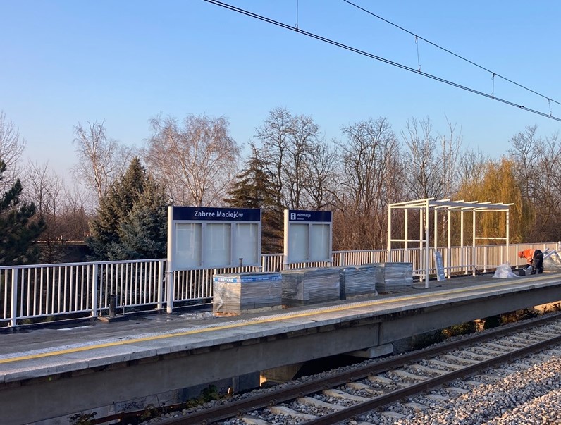 Dojazd autobusem i tramwajem niemożliwy. Do tego brakuje parkingu. Tak trudno dostępny i niefunkcjonalny jest przystanek kolejowy Zabrze-Maciejów, na który narzekają mieszkańcy, a radni w tej sprawie interweniują, a PKP PLK deklaruje, że będą poprawki.