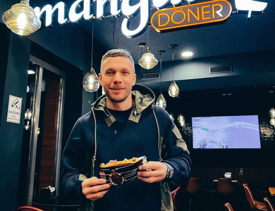 O tym, że kebab popularnej Niemczech sieci Mangal Döner Lukasa Podolskiego ma zostać otwarty na Placu Wolności w Zabrzu wiadomo nie od dziś. Nie podano tylko konkretnej daty otwarcia, ale ostatnio na oficjalnej stronie sieci gastronomicznej pojawiła się mocna zapowiedź w formie wideo-rolki, że to już naprawdę za chwilę.