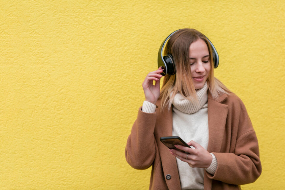 W dzisiejszych czasach wrzucenie swojej muzyki do internetu jest bardzo łatwe — a dzięki platformom takim jak Spotify, możesz dotrzeć z kawałkiem dosłownie na drugi koniec świata. Brzmi super, prawda? Jasne, ale warto wiedzieć, że zarobki z odtworzeń nie są wszędzie takie same i sporo zależy od tego, gdzie słuchają Cię fani i jak popularna jest Twoja piosenka.